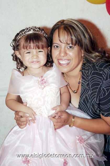 27102006 
Estefanía Ruiz Madrigal al lado de su mamá, Maribel Madrigal.
