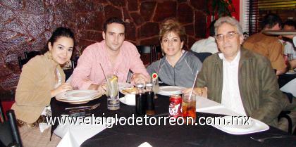 27102006
 Karina Olais, Jaime Guerrero Konishi, Ana Lucía Saenz Herrera y Jaime Guerrero Sepúlveda.