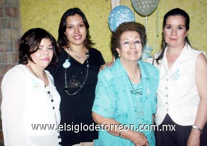 27102006 
Cristina Macías de Hernández acompañada por Lupita Macías, Ana Isabel Montes y Gaby Campero, quienes le organizaron una fiesta de canastilla.