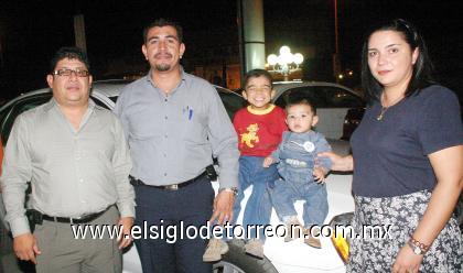 27102006 
Martín Reyes, Juan José Castillo, Luis Josué Castillo, Enrique Abraham Castillo y Gabriela Núñez de Castillo, en pasado acontecimiento social.