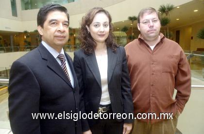 27102006 
Jorge Villarejo y Lizeth Baltierrez, del Hotel Crowne Plaza y Jesús Sánchez de Valle.