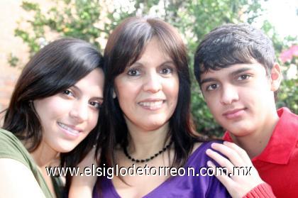 27102006 
Roxana con sus hijos Aletza y Víctor Miguel.