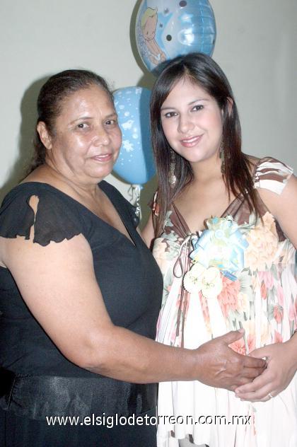 27102006 
Mónica Reyes de Fernández disfrutó de una fiesta de regalos, que le organizó Rosario García de Reyes por el cercano nacimiento de su bebé.