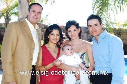 28102006 
 El pequeño Sebastián Ríos junto a sus padre Gloria y Vicente y sus padrinos Ignacio y Blanca
