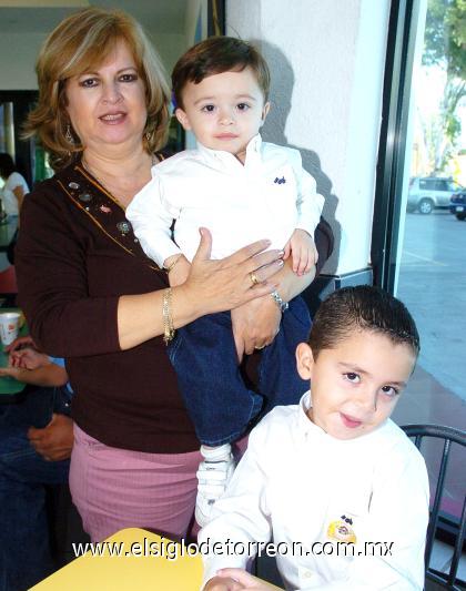 28102006 
 Guadalupe Eguía de Samaniego con sus nietos Diego y Eduardo