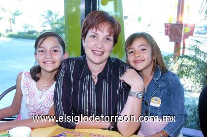 28102006 
 Marcía Andunga de Delgado con sus hijas Valeria y Lorena Delgado