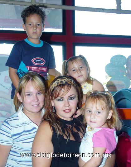 28102006 
 Mayela González acompañada de sus hijos Javier, Andrea y Marifer González y su sobrina Ana Cristina García