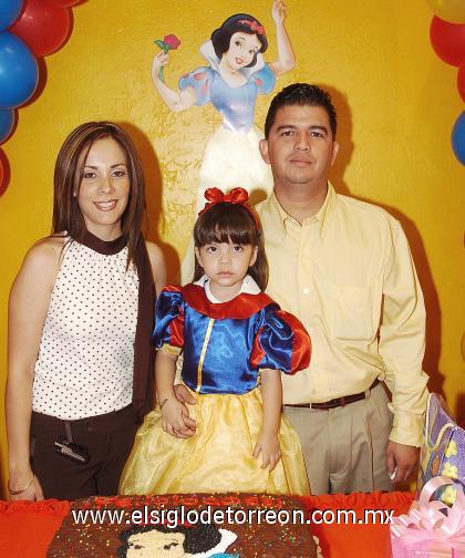 28102006 

 Sofía Enríquez Carrillo cumplió tres años de vida y fue festejada con una piñata por sus papás, María de los Rayos Carrillo Soto y Enrique Enríquez Adame