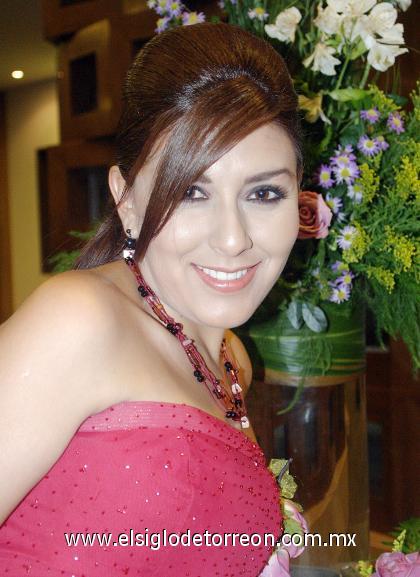 28102006 

 Alejandra Soto Martínez, captada en la depedida de soltera que le ofrecieron por su próxima boda con José Francisco Espionosa Fematt