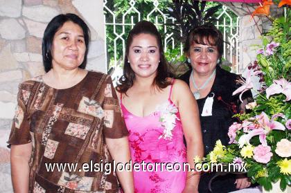 28102006 
 Margarita Hernández de Fernández y Esperanza Spanchez Marentes le organizaron una despedida a Elba Fernández Hernández