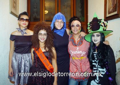 28102006 
 Daniela Peña Reed junto a sus familiares en la fiesta de disfraces que le ofrecieron por su cumpleaños