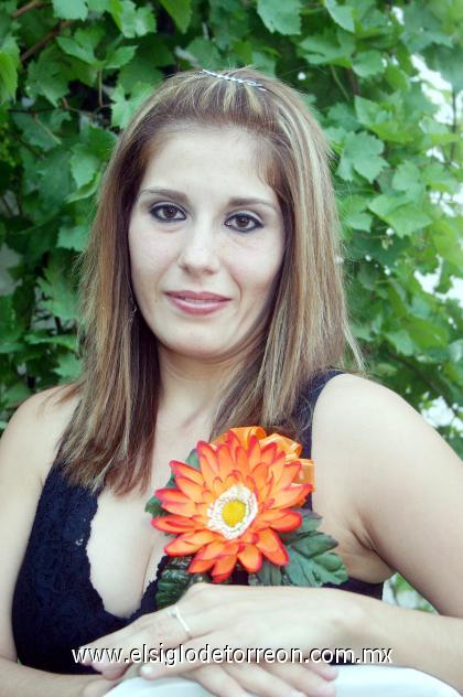 29102006 
Estrella Soledad Bernal Padilla disfrutó de una fiesta de despedida.