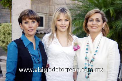 29102006 
Adriana Sandoval Yarza al lado de su mamá, Cristina Yarza de Sandoval y su suegra, Martha Gutiérrez de Armendáriz.