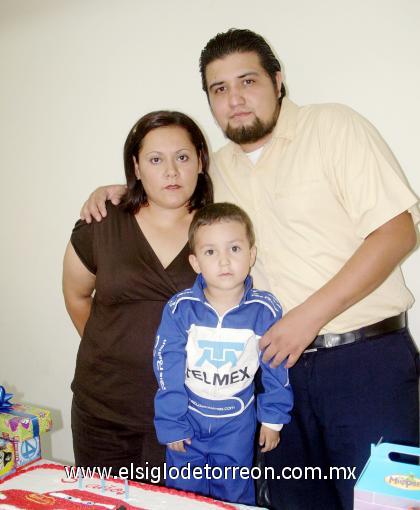 29102006 
Miguel Ángel Carrillo Tovar cumplió tres años y por tal motivo sus papás, Édgar Carrillo y Sandra Tovar le organizaron una fiesta.