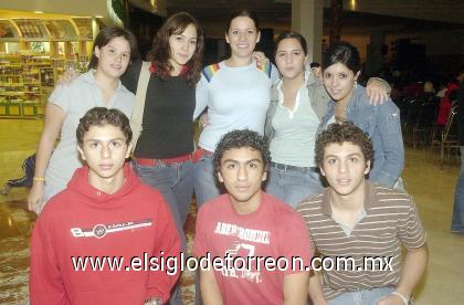 29102006 
Adriana González, Daniela Rimada, Luzma Zapata, Luisa Sánchez, Melissa Román, Alejandro, Fernando y Rodrigo Moreno.