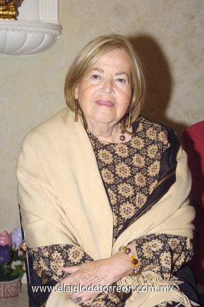 29102006 
Emocionada lució doña Celia Sandoval de Arratia, en su fiesta de cumpleaños.