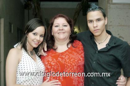 29102006 
Hilde Oviedo celebró su cumpleaños en días pasados, en compañía de Hilde y Ricardo Guzmán.