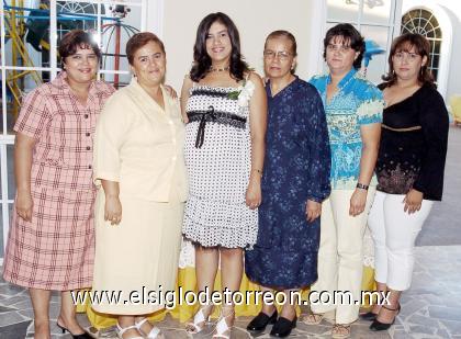 29102006 
Josefina Núñez de Nava disfrutó de una fiesta de regalos para el bebé que espera, que le ofrecieron Graciela,Margarita, Guadalupe, Rosario y Juanita.
