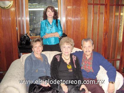 29102006 
María Magdalena Ramírez de Romo, Pablo del Valle, Berta de Del Valle y Frida Iduñate.