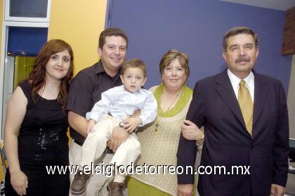 29102006 
Pablo Carrillo, José Pablo Carrillo, Linda Fernández de Carrillo y María de la Luz de Noyola.