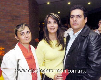 29102006 
Pilar Cantú de Estrada, Tita y Luis López.