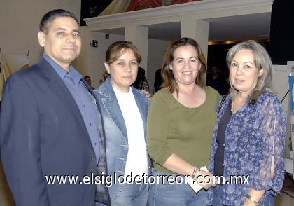 29102006 
Rubén Cháirez, Laura, Lupita y Norma Dávila.