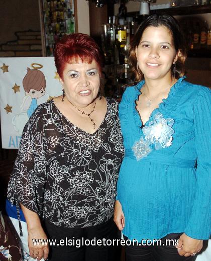 29102006 
Ingrid Ávila de Ramírez acompañada por María del Rosario Álvarez Muñoz, quien le ofreció una fiesta de canastilla.