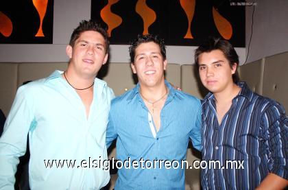 30102006
Eduardo Pavón, Alex González y Chuy Schuldes.