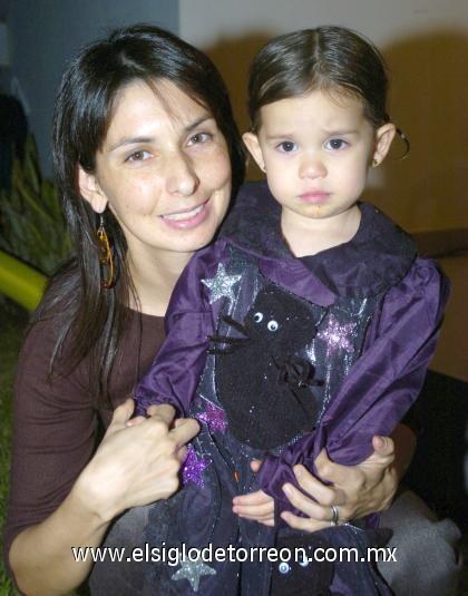 31102006
Paulina Murra y su mamá Blanca Ramírez de Murra.
