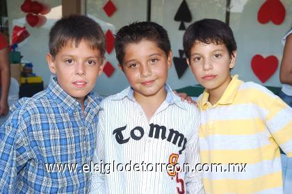 31102006
Rodolfo Parada, Andrés Quintero y Roberto Canales, en una fiesta infantil.