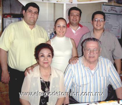 30102006
Con motivo de sus 75 años de vida, el señor Jesús Armijo Rodríguez fue festejado por su esposa María de Lourdes Wong de Armijo y sus hijos Jesús Gerardo, Carlos Fernando, María de Lourdes y Gustavo Adolfo.