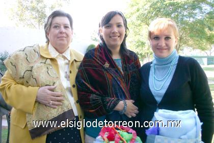 30102006
María de la Luz Cosío de Noyola y Brenda Noyola, con la festejada.