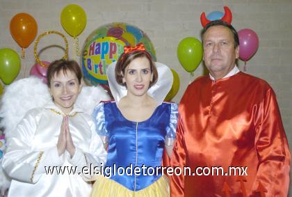 31102006
Ale de Rodríguez tuvo una fiesta de disfraces por su cumpleaños, al lado de sus familiares y amigos.