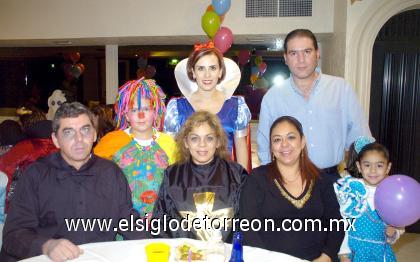 31102006
Alejandra García acompañada de Abelardo de la Fuente, Regina de la Fuente Rodríguez, Tere Rodríguez, Mauricio Jaik, Carmen de Jaik y Carmen Jaik Rodríguez.