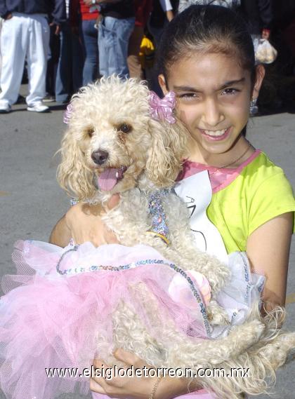 31102006
Cristina Garza Ramírez con su perrita, luciendo un hermoso atuendo de bailarina.