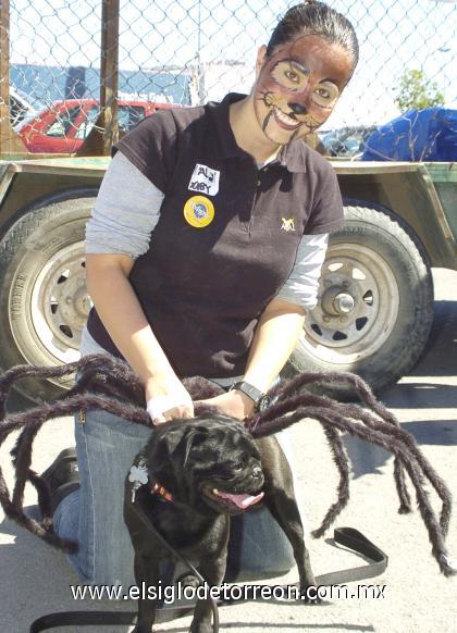31102006
Gabriela Herrera Silveyra con su mascota Vito Corlione, con un disfraz de tarántula.