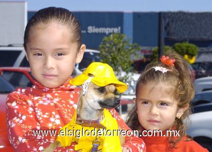 31102006
Mónica González y Ana Paula Poblano con su perrita Canela, que portó un disfraz de bombero.