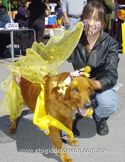 31102006
Sara Badillo Segura, al lado de Lía que fue vestida con un disfraz de mariposa.