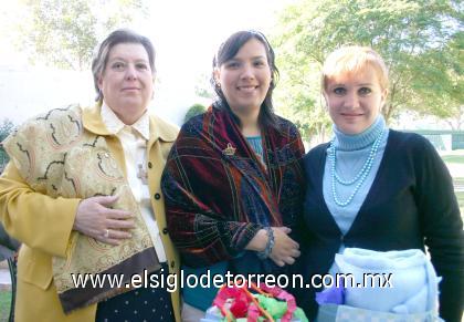30102006
Sara de Cordero, Linda de Carrillo y Brenda Noyola con la feliz mamá.
