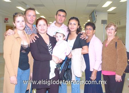 01112006
Eustergia y Daisy Colorado viajaron a Cancún,las despidió la familia Gómez Flores.