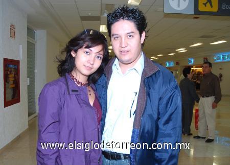 01112006
Julio Torres viajó a Acapulco, lo despidió Elizabeth Márquez.