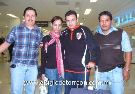 01112006
Procedentes de Argentina llegaron Efrén Reveles y Tatiana Hernández, los recibieron Braulio Reveles y Carlos Hernández.