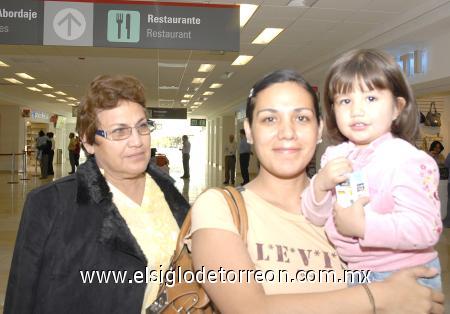 02112006
Reina María Pineda, Susana Rubio y Luisa Fernanda llegaron de Ciudad Juárez.