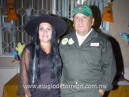 02112006
Martha de Mancha y Manuel Mancha Rosales disfrutaron de una divertida fiesta.