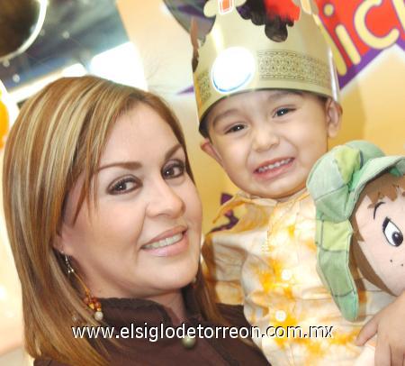 01112006
El pequeño Juanito Mena cumplió dos años y por tal motivo su mamá, Griselda Mena, le organizó una bonita fiesta de cumpleaños.