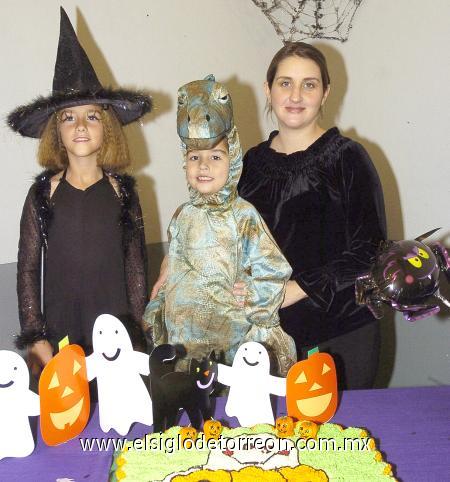 01112006
Gilberto Gómez Calleja junto a su mamá, Lucía Calleja de Gómez y su hermana Sofía.