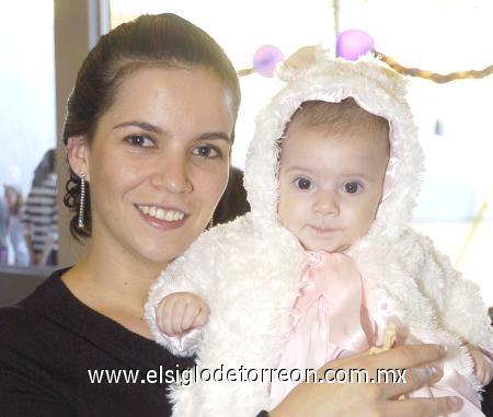 01112006
Jasmín G. de Calleja y su hija Jasmín.