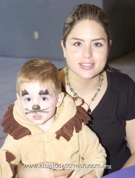 01112006
Meche de González y su hijo Fernando.