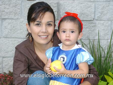 01112006
Sandra Pimentel de López y su pequeña hija Isabella López Pimentel.