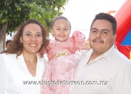 02112006
Andrea Abraham Mora cumplió tres añitos y sus papás, le organizaron una alegre piñata.